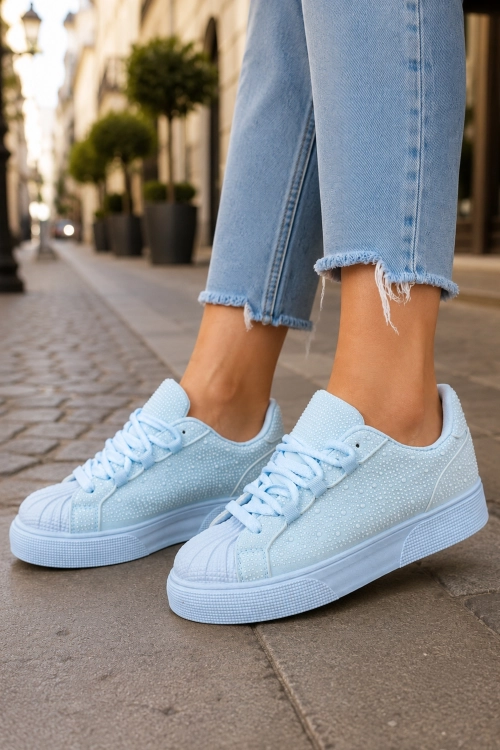 Sneakersy damskie błękitne z dekoracyjnym tłoczonym wzorem i błyszczącymi cyrkoniami Massimino