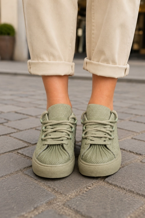 Sneakersy szałwiowe z ozdobnym tłoczeniem i cyrkoniami na płaskiej podeszwie Massimino