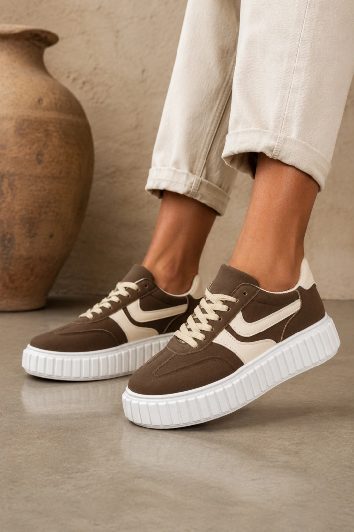 Sportowe sneakersy brązowe zamszowe na grubej ryflowanej podeszwie Aranci