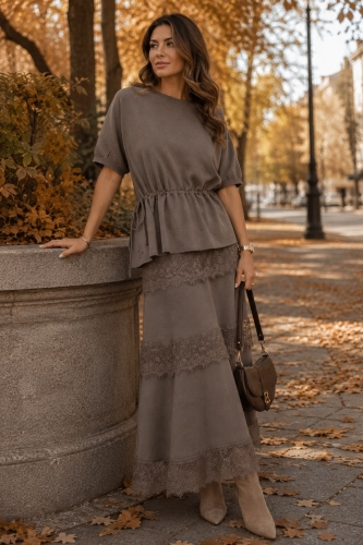 Komplet dzianinowy mokka spódnica z koronką i bluzka z regulacją talii Rezzago