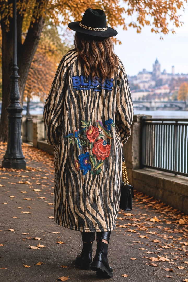 Płaszcz damski grafitowy oversize z kwiatowymi aplikacjami, wzorem zebra i guzikami Bonassola