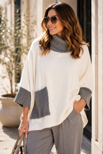 Sweter oversize ecru z kontrastowym golfem i naszywaną kieszenią Marbella