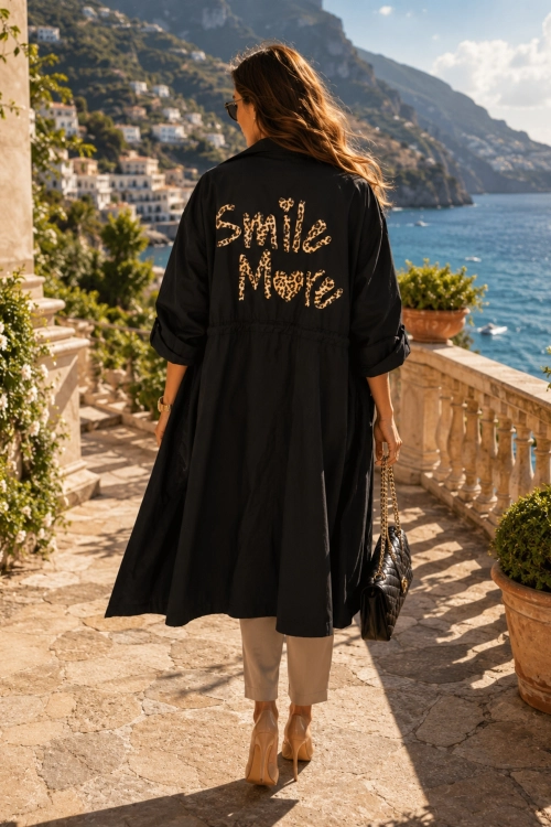 Trencz damski czarny oversize z regulacją talii i napisem Smile More na plecach Origgio