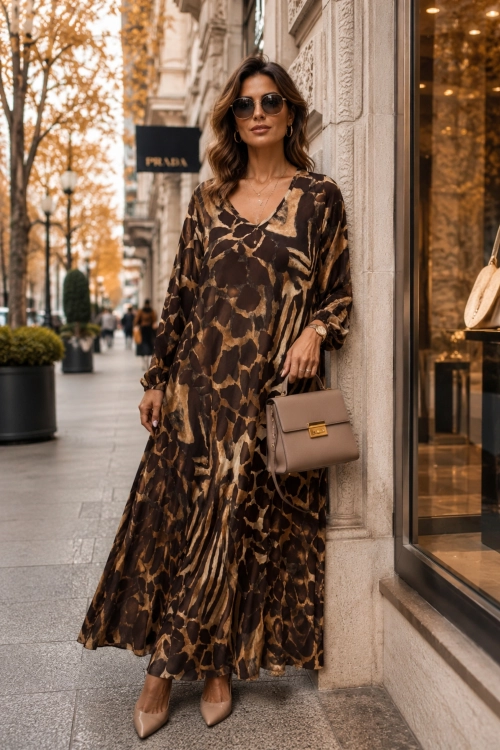 Elegancka sukienka maxi damska brązowa satynowa z jedwabiem cięta ze skosu w panterkę z dekoltem V Comabbio