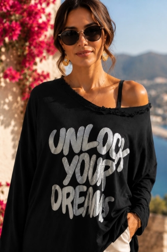 Tunika damska czarna oversize z asymetrycznym dołem, postrzępionym wykończeniem i ozdobnym napisem UNLOCK YOUR DREAMS Castelseprio