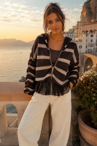 Sweter brązowy w fango paski na suwak z kapturem koronkowym dołem i długim rękawem Turriaco