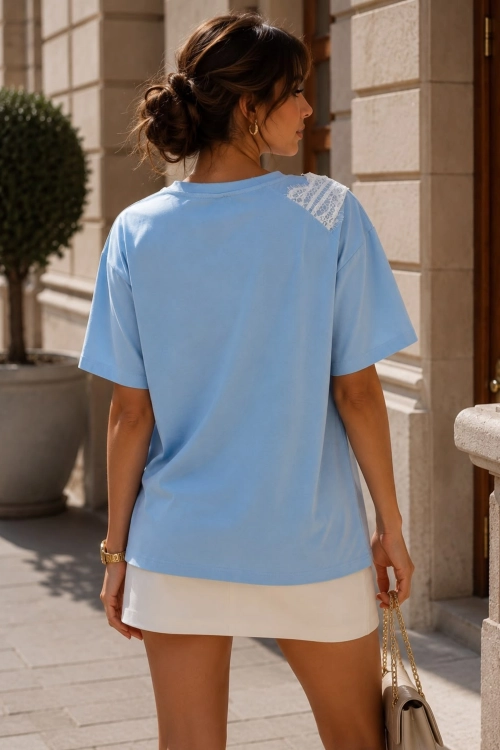 Błękitny T-shirt z koronkowym wiązaniem przy dekolcie Bibbiano
