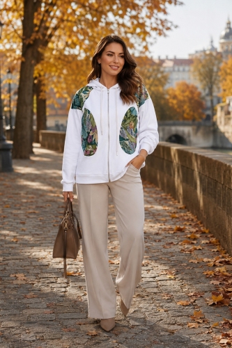 Bluza biała oversize z kapturem z żakardowymi wstawkami w kwiatowy print zapinana na suwak z kieszeniami Alcobendas