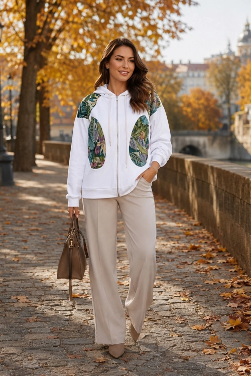 Bluza biała oversize z kapturem z żakardowymi wstawkami w kwiatowy print zapinana na suwak z kieszeniami Alcobendas