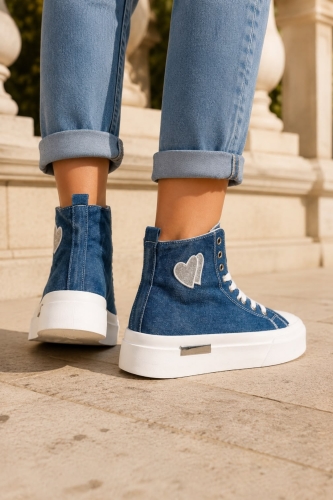Jeansowe trampki damskie denim blue za kostkę z ozdobnym sercem i platformą Dorenzia