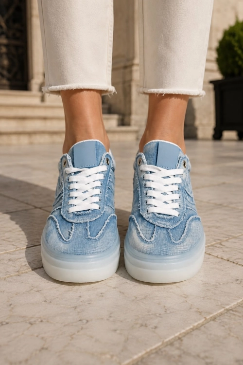 Błękitne sneakersy jeansowe z przeszyciami i grubą podeszwą Benidorm