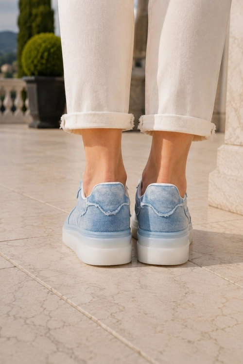 Błękitne sneakersy jeansowe z grubą podeszwą Benidorm