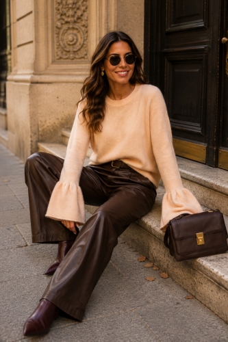 Morelowy sweter damski Larezani z miękką dzianiną z alpaką i eleganckimi rozszerzanymi rękawami