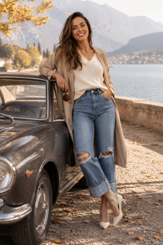 Mom jeans light denim blue z przetarciami na kolanach Tarazona