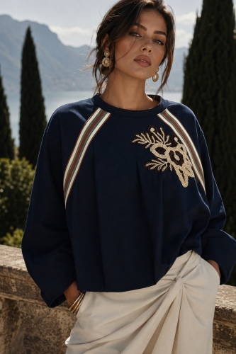 Bluza granatowa oversize z lampasami haftowanym kwiatem i okrągłym dekoltem Fanlillo