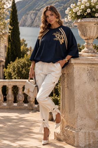 Granatowa bluza oversize z lampasami i haftem kwiatowym Fanlillo