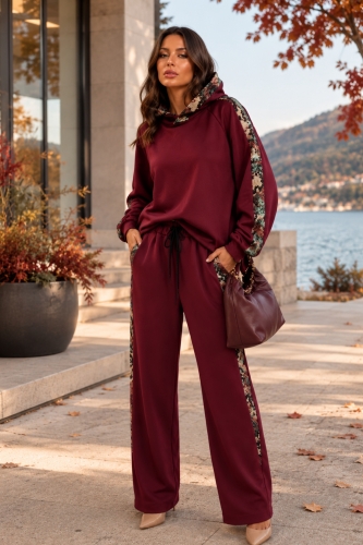 Bluza burgundowa oversize dresowa z kapturem i żakardowymi wstawkami Alella