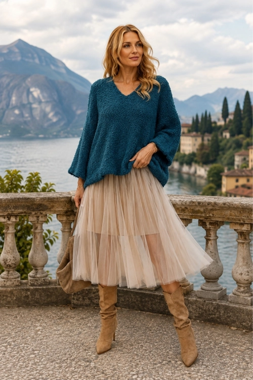 Elegancki sweter morski Tesinoa z dzianiny boucle o kroju oversize i kobiecym dekolcie V