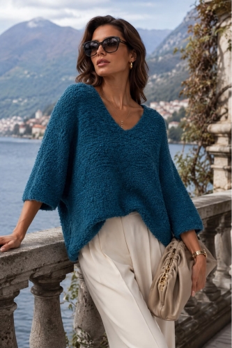 Sweter damski morski boucle oversize z dekoltem V i miękką dzianiną Tesinoa