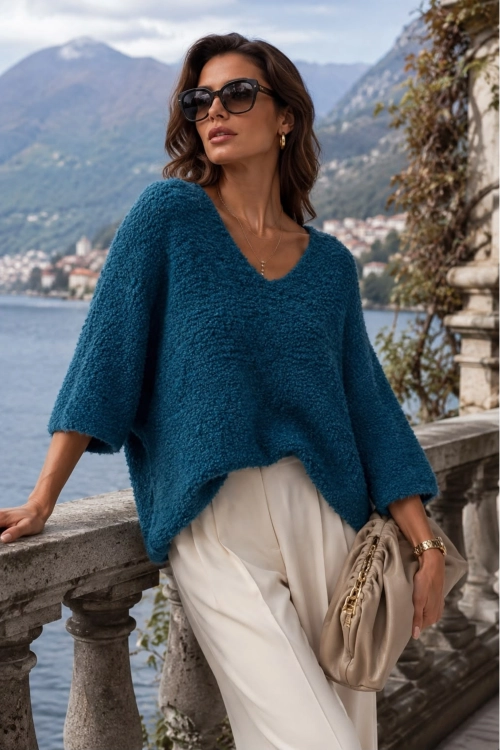 Sweter damski morski boucle oversize z dekoltem V i miękką dzianiną Tesinoa