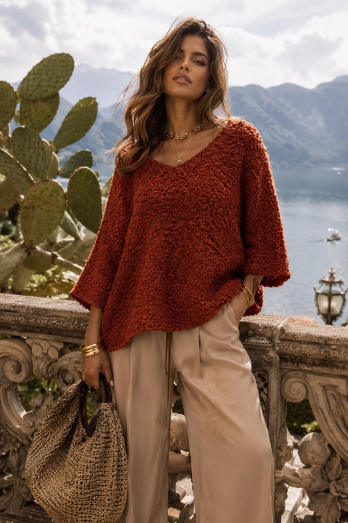 Sweter damski rudy boucle oversize z dekoltem V i miękką dzianiną Tesinoa