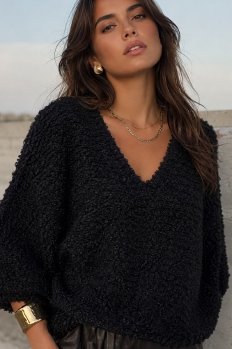 Czarny sweter damski boucle oversize z luźnym fasonem i eleganckim dekoltem V Tesinoa