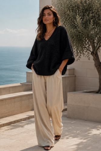 Sweter damski czarny boucle oversize z dekoltem V i miękką strukturą dzianiny Tesinoa