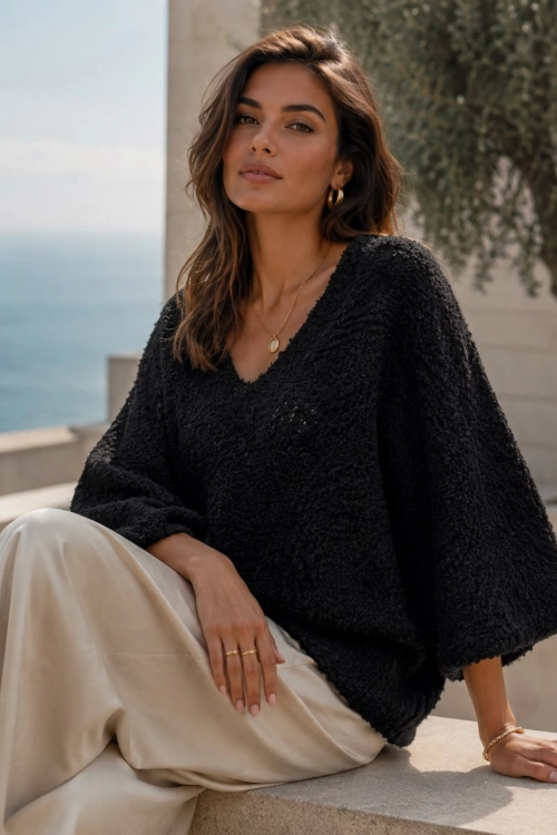 Modny sweter boucle czarny oversize z kobiecym dekoltem V i wygodnym krojem Tesinoa