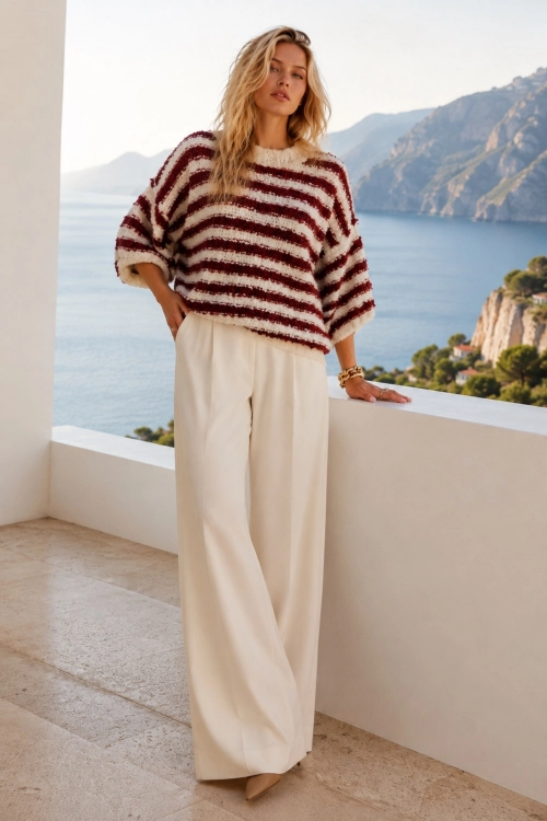 Elegancki sweter bordowy z dzianiny boucle w kontrastowe pasy ecru o kroju oversize Noravelia