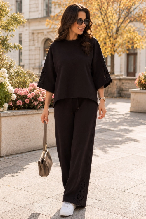 Elegancki komplet dzianinowy brązowy z koronkową gipiurą i spodniami wide leg Carrodano