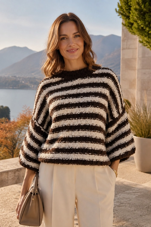 Elegancki sweter brązowy z dzianiny boucle w kontrastowe pasy ecru o kroju oversize Noravelia