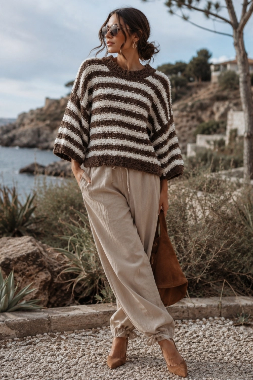 Modny sweter boucle brązowy oversize z ecru pasami i wygodnym fasonem Noravelia
