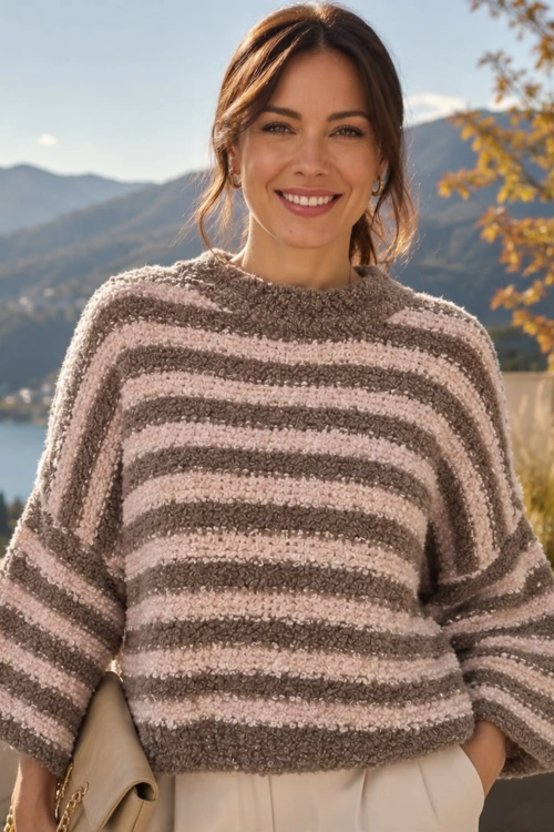 Sweter damski różowy z fango boucle w szerokie pasy oversize Noravelia