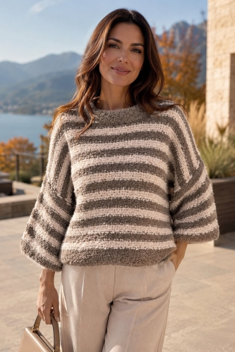 Różowy sweter damski boucle z fango szerokimi pasami i luźnym fasonem oversize Noravelia