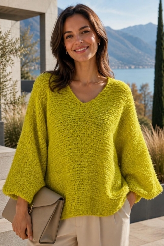 Sweter damski limonkowy boucle oversize z dekoltem V i miękką strukturą dzianiny Tesinoa