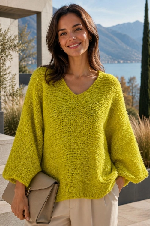 Sweter damski limonkowy boucle oversize z dekoltem V i miękką strukturą dzianiny Tesinoa