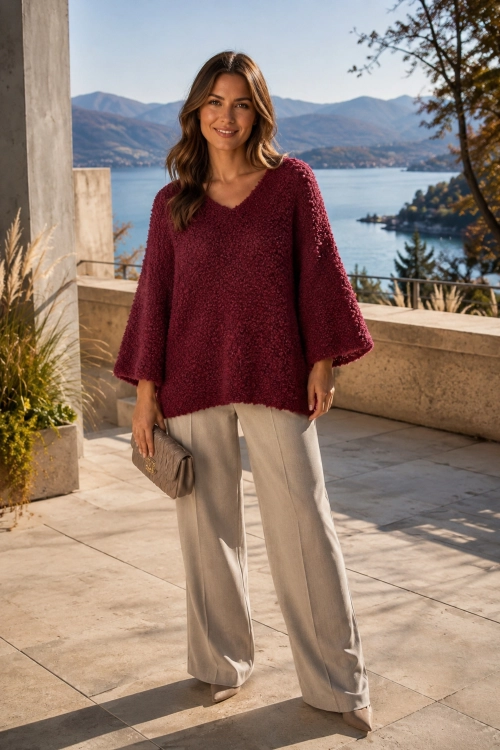 Sweter damski burgundowy boucle oversize z dekoltem V i miękką strukturą dzianiny Tesinoa
