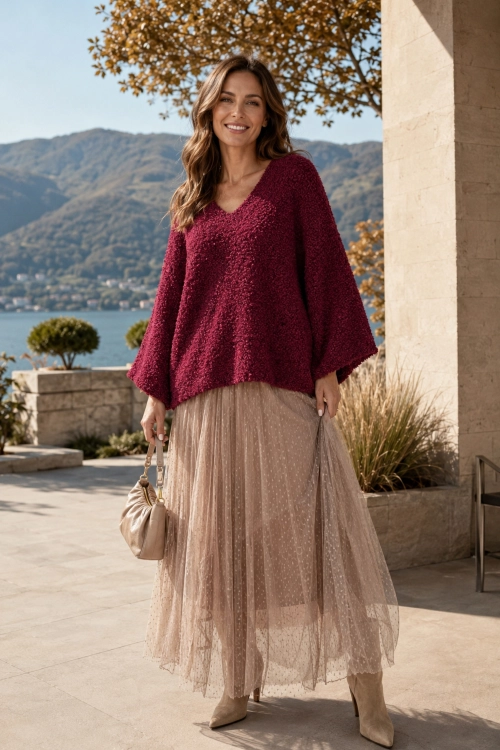Burgundowy sweter damski boucle oversize z luźnym fasonem i eleganckim dekoltem V Tesinoa