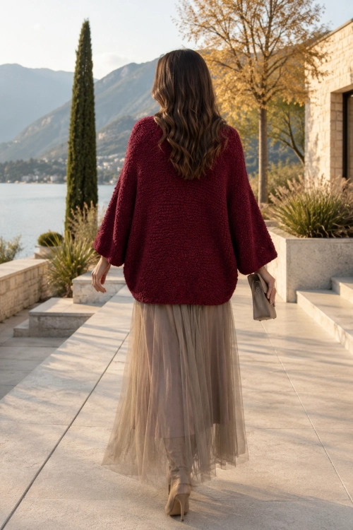 Modny sweter boucle burgundowy oversize z kobiecym dekoltem V i wygodnym krojem Tesinoa