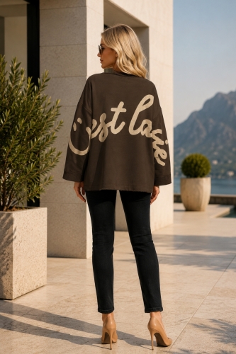 Brązowa bluza oversize z napisami i obniżoną linią ramion Casafort