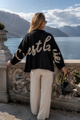 Czarna bluza oversize z napisami i obniżoną linią ramion Casafort