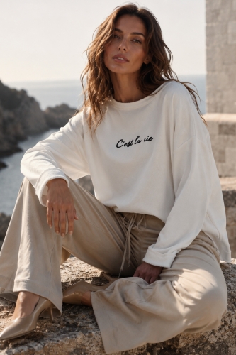 Bluza oversize biała z obniżoną linią ramion i napisami surowo wykończona Casafort