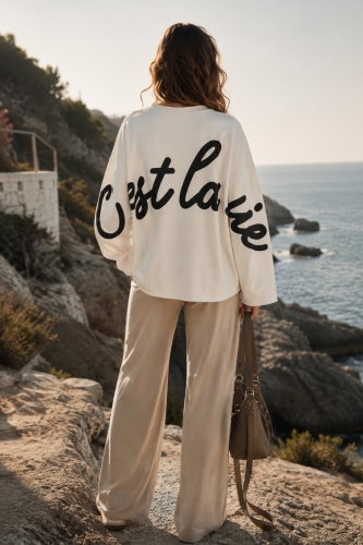Biała bluza oversize z napisami i obniżoną linią ramion Casafort