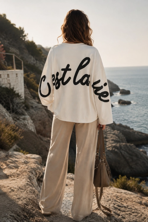 Biała bluza oversize z napisami i obniżoną linią ramion Casafort