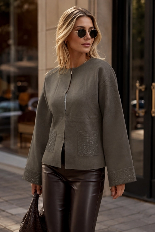 Elegancki sweter umbra damski z dekoracyjnymi kieszeniami i kobiecym fasonem Gorenzia