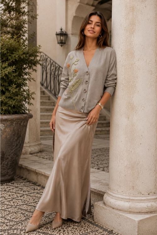 Elegancki sweter damski fango z ozdobnymi kwiatami Nuncarga