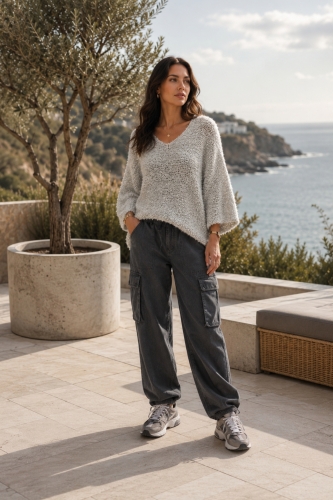 Szary sweter boucle oversize z dekoltem V Tesinoa