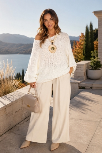 Sweter śmietankowy boucle oversize z dekoltem V Tesinoa