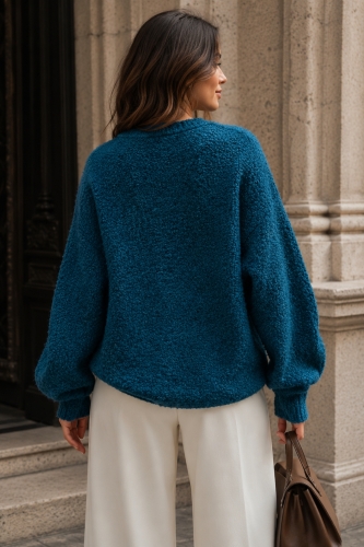 Morski sweter damski boucle oversize z zapięciem na guziki i miękką strukturą Girellora