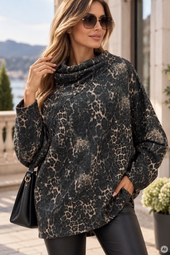 Bluzka damska ciemnozielona w panterkę z dekoltem woda i rękawem kimono Jumilla